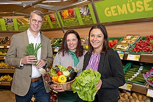 Hier zu sehen die Standortleitung vom Spar Mühlbach und die beiden Geschäftsführer zur Feier der Modernierung der Filialie.
