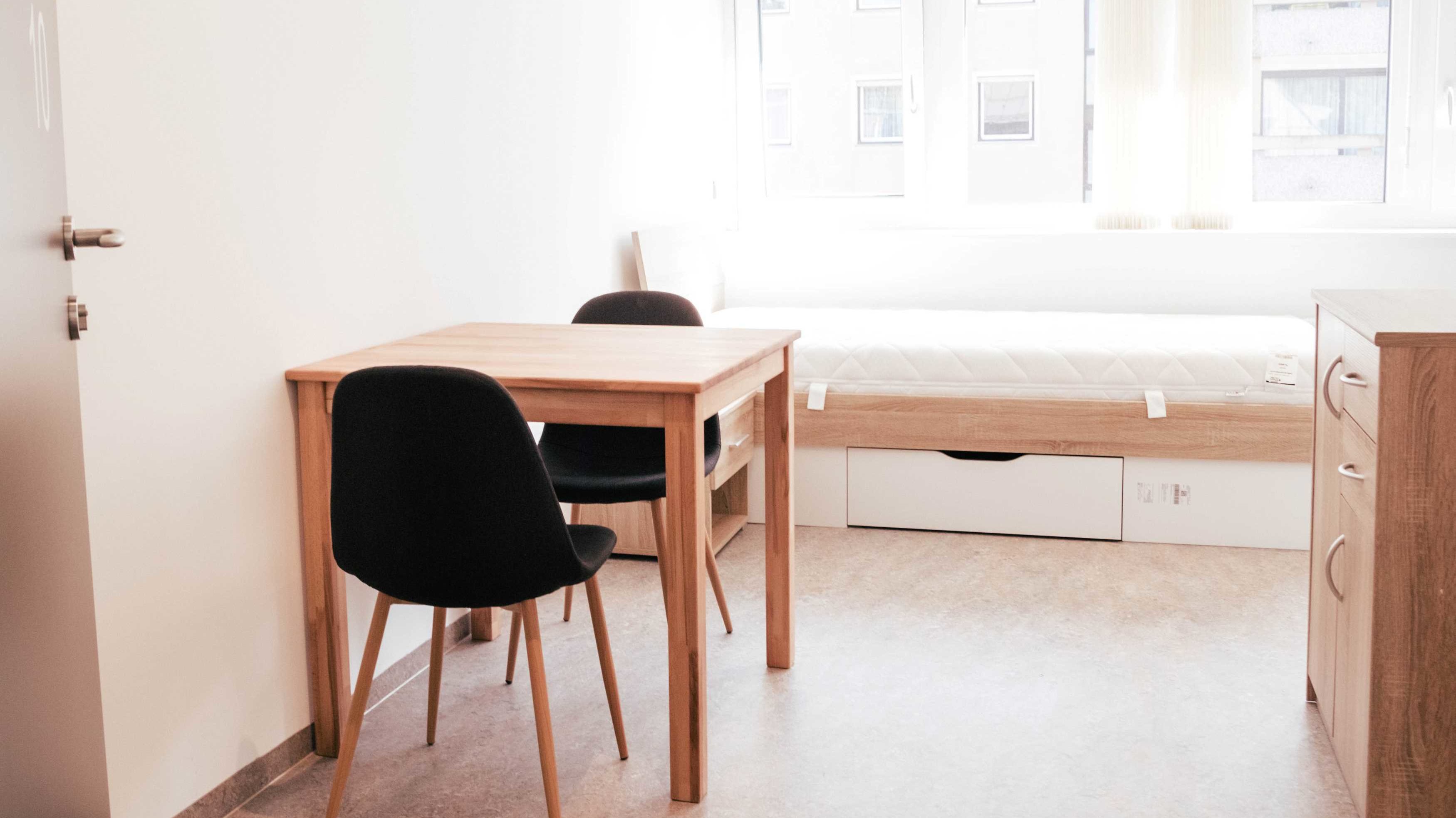 Beispielbild Folgewohnen: Sessel und Tisch im Zimmer