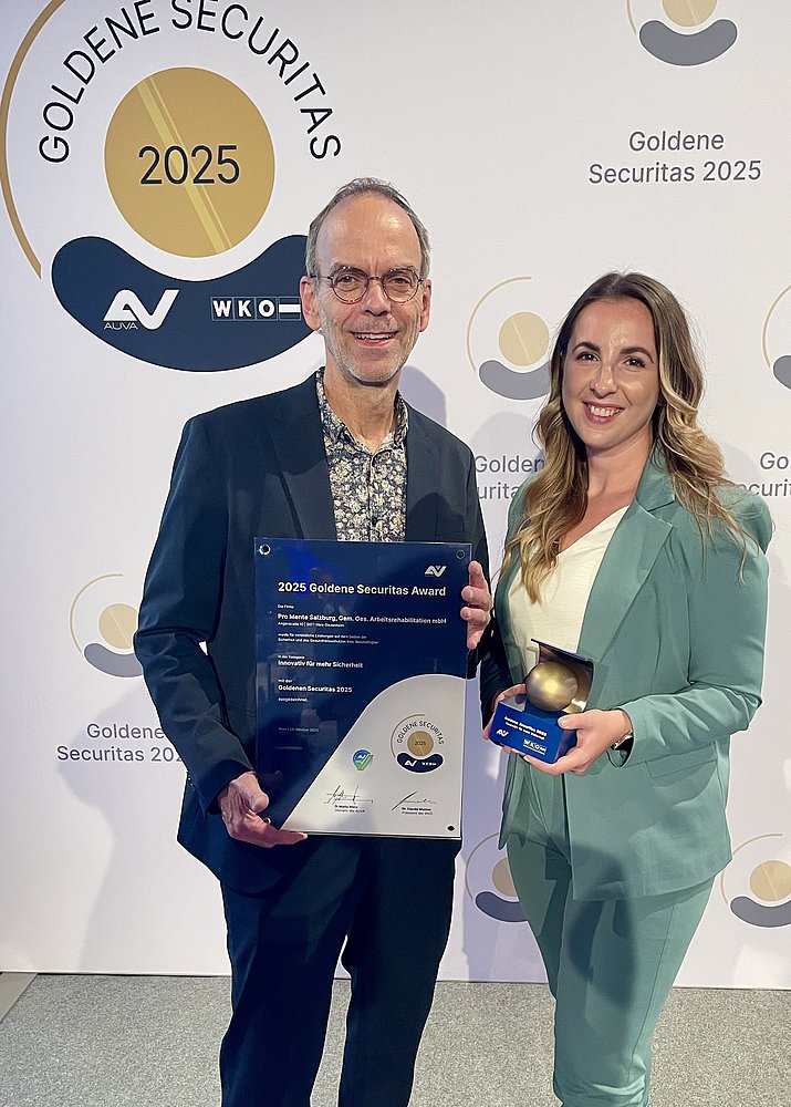 v.l.: Günter Miller, fachlicher Trainer und Erfinder der Holzschablonen vom Arbeitstrainingszentrum mit Nadine-Isabelle Tonino, Leiterin des Arbeitstrainingszentrums der Pro Mente Salzburg