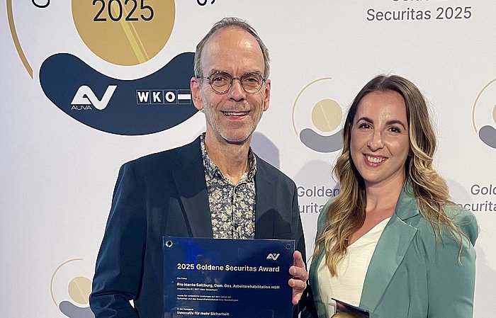 v.l.: Günter Miller, fachlicher Trainer und Erfinder der Holzschablonen vom Arbeitstrainingszentrum mit Nadine-Isabelle Tonino, Leiterin des Arbeitstrainingszentrums der Pro Mente Salzburg