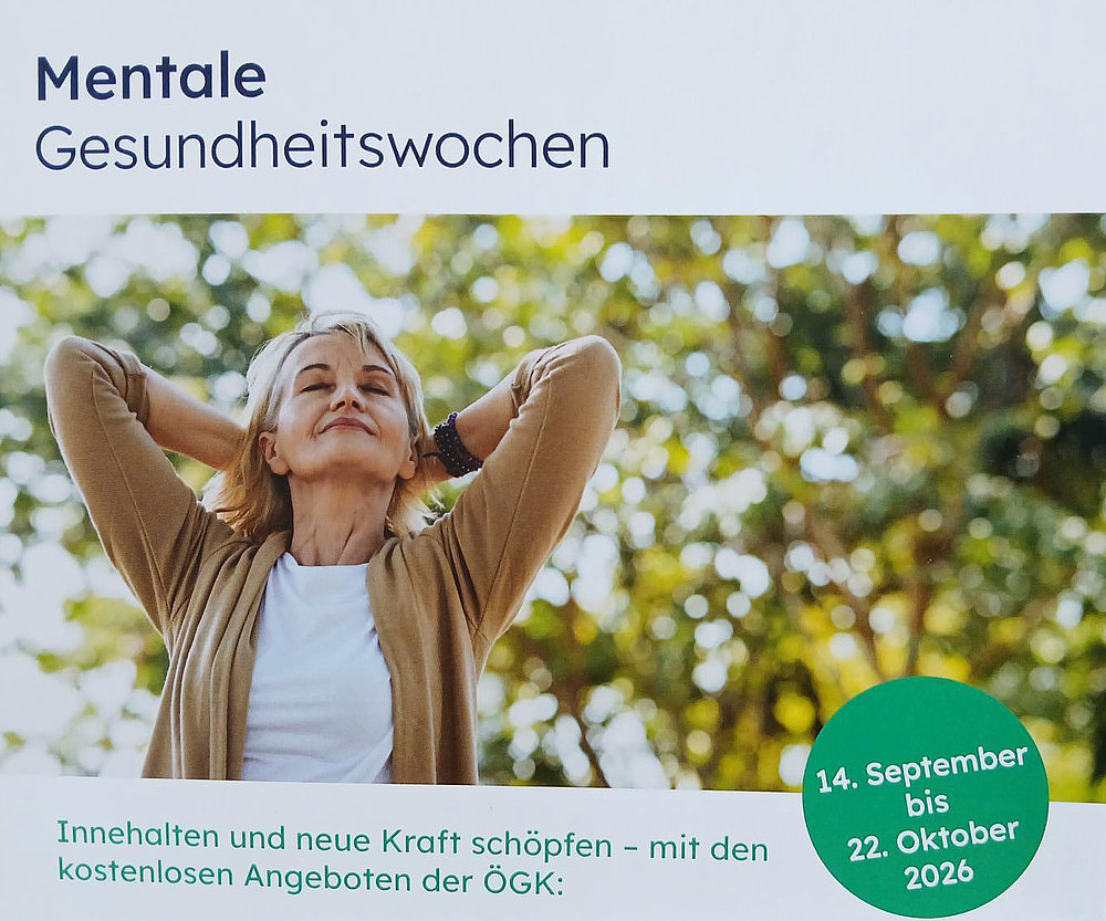Frau mit Händen hinter dem Kopf im Freien entspannt