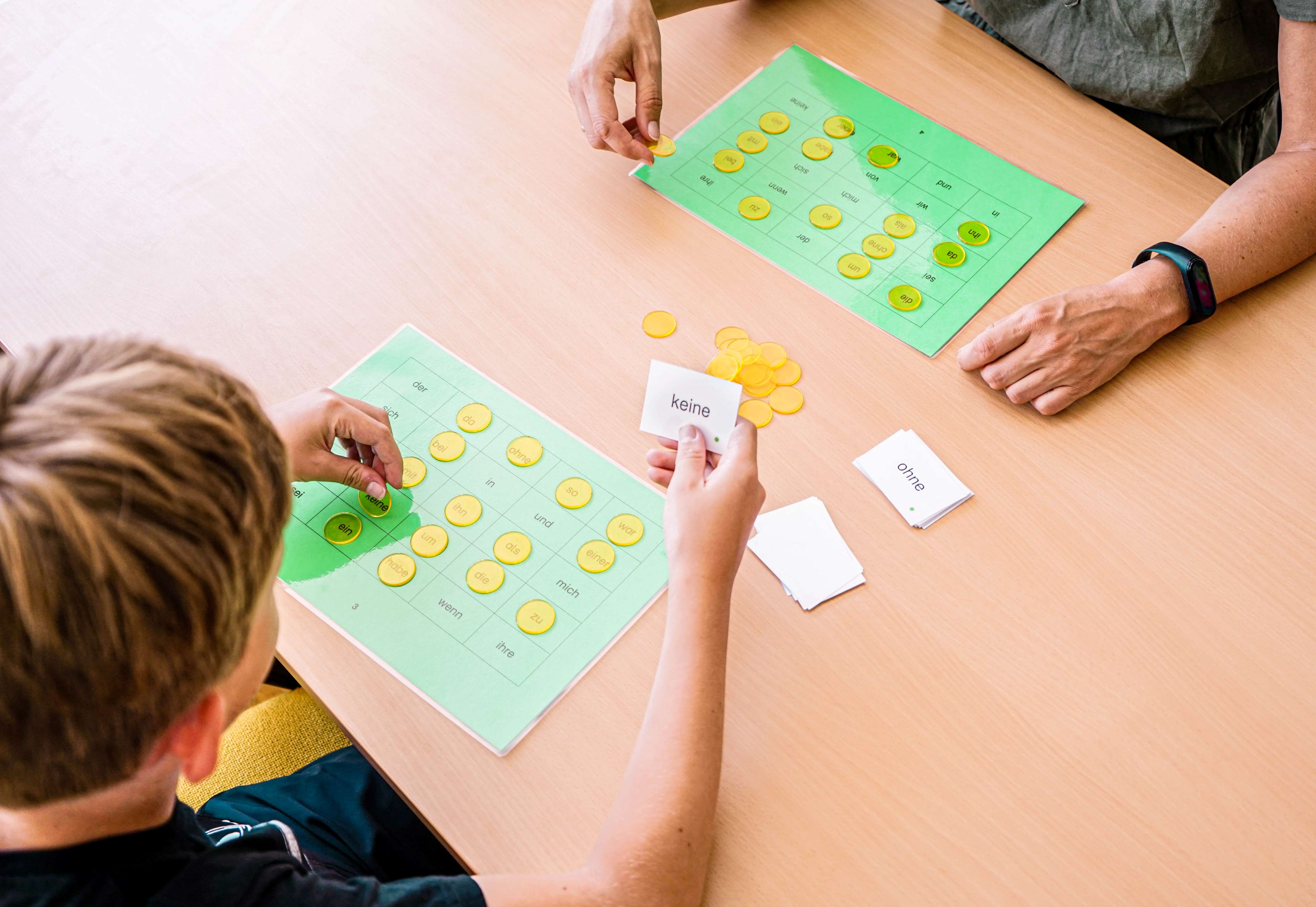 ein Kind spielt mit Kärtchen 