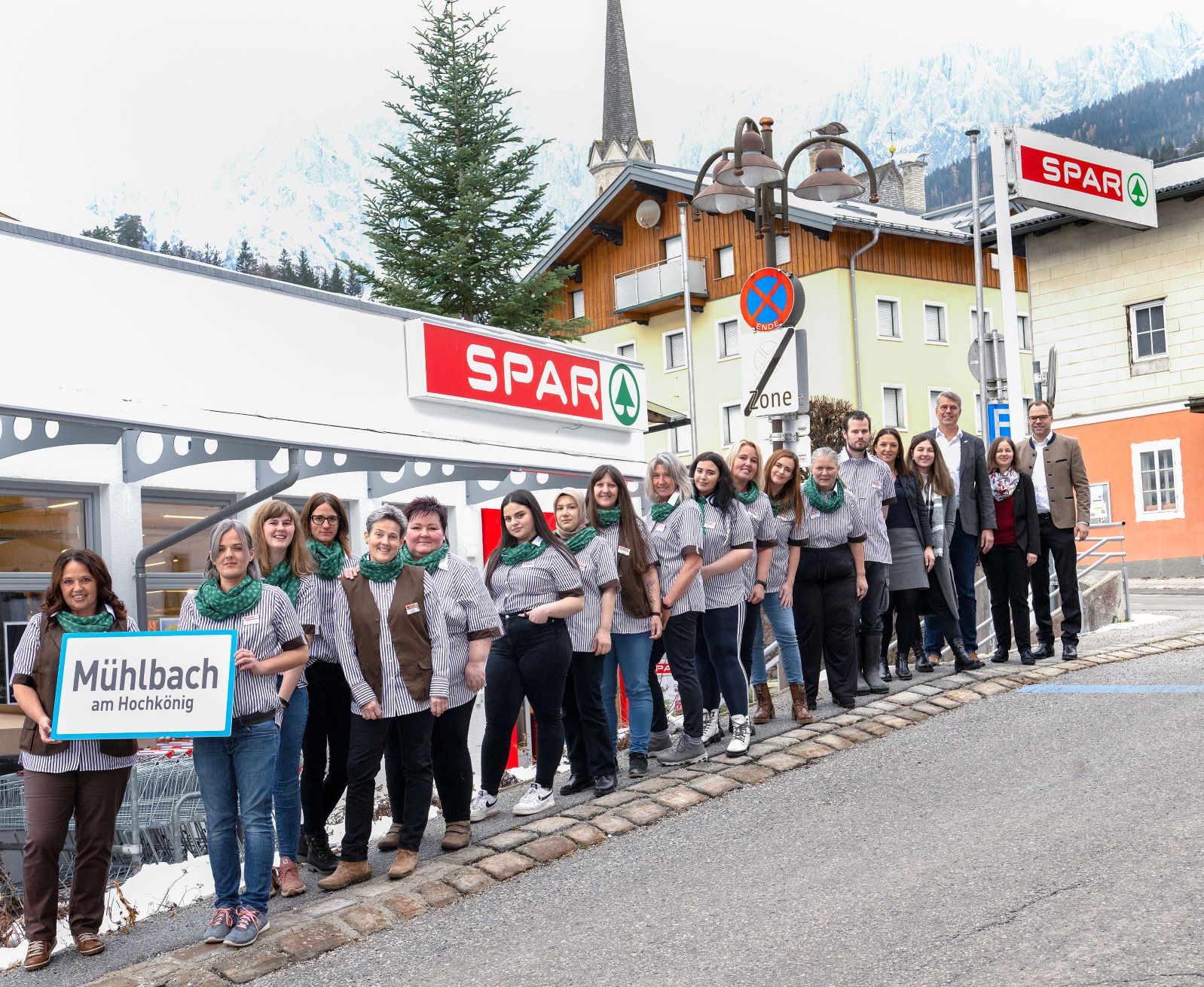 Das Spar- und Pro Mente Salzburg-Team vor dem Spar-Markt in Mühlbach am Hochkönig