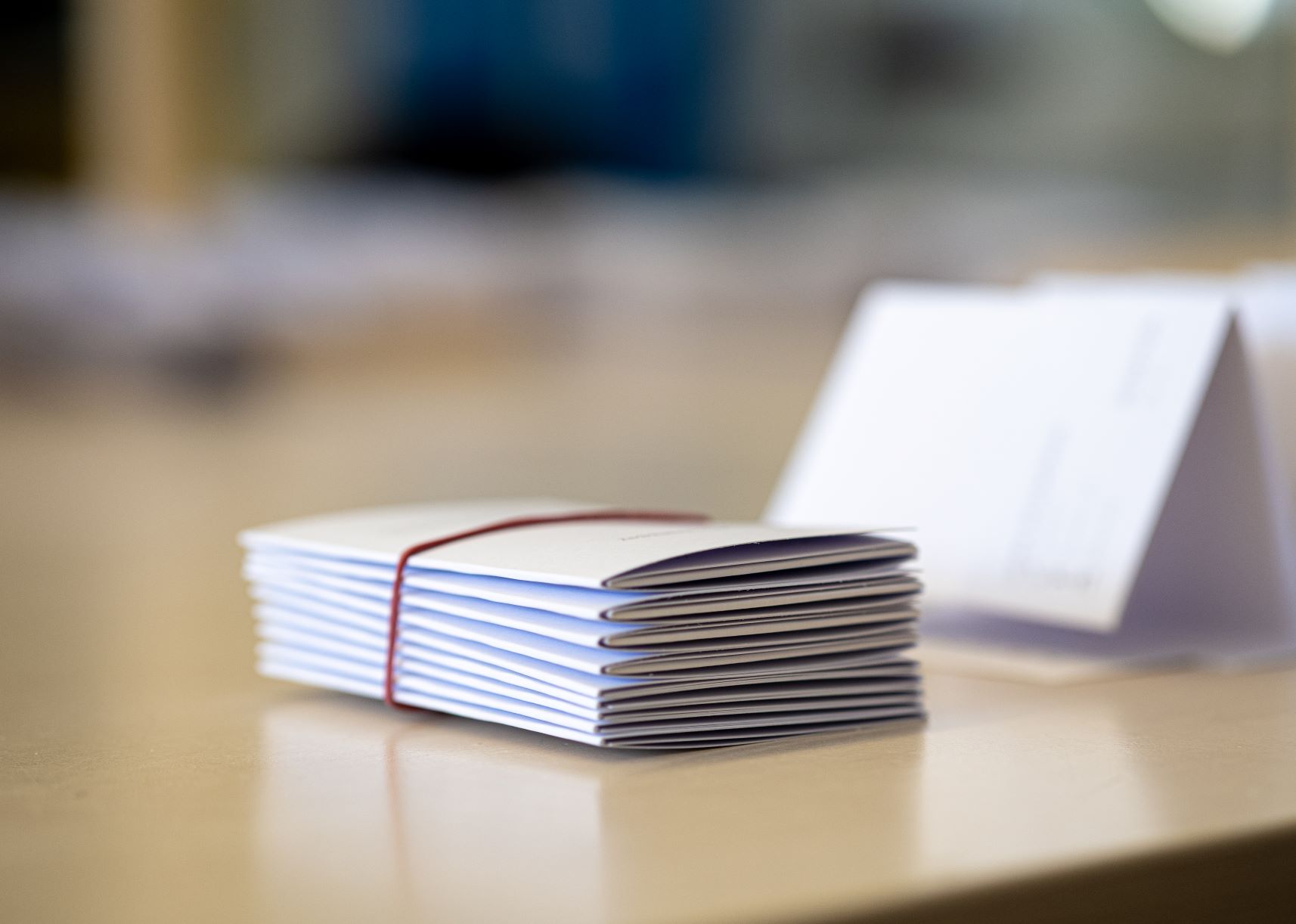 Arbeit im Bereich Büro: Stapel mit Papierkärtchen Stapel mit Papierkärtchen