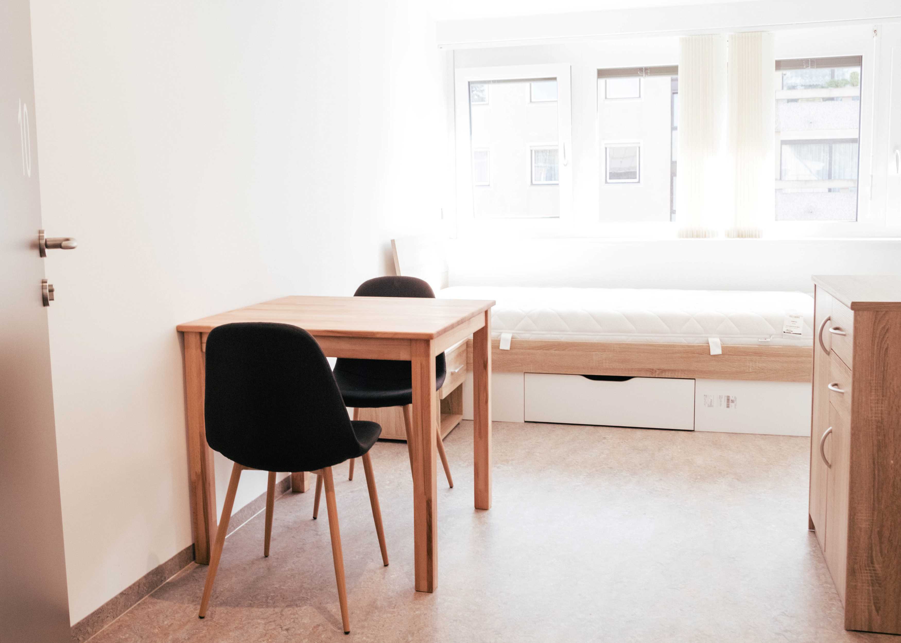 Folgewohnen - betreutes Wohnen nach Maß Beispielbild Folgewohnen: Sessel und Tisch im Zimmer