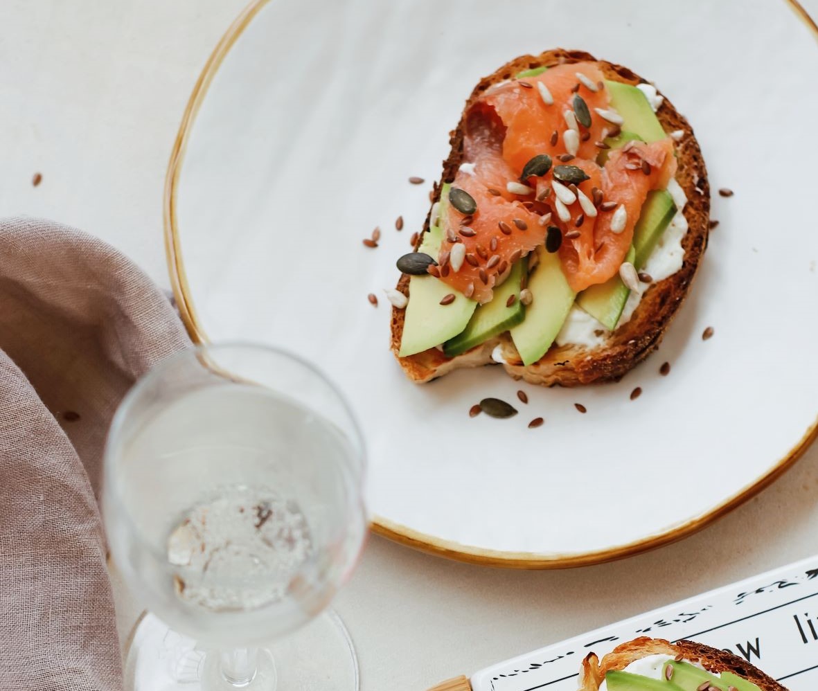 Teller mit einem Brötchen