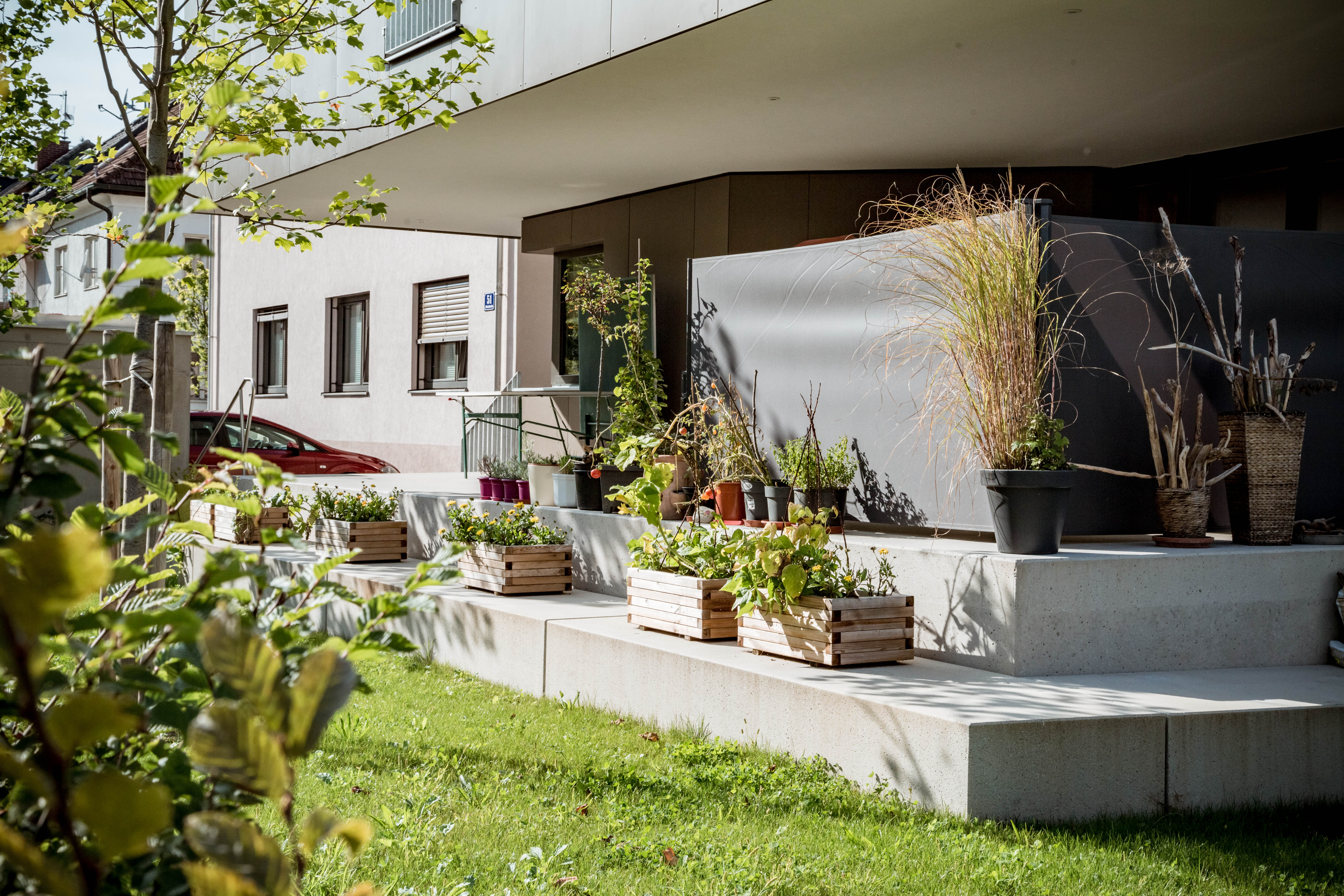 Hausgarten ersichtlich, mit kleiner Terasse und Gartenmöbel